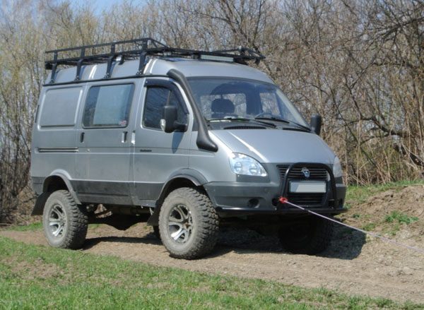 Общий вид. Багажник, шноркель, силовой бампер, лифт.