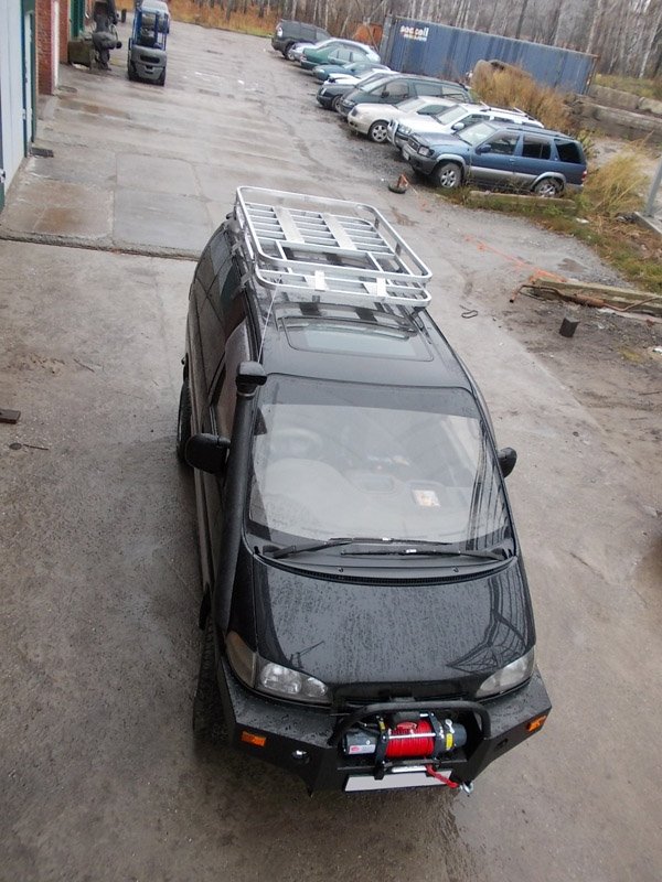 Mitsubishi Delica с силовым бампером и лебёдкой, крупный план