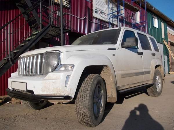 Jeep Cherokee белого цвета с силовыми подножками