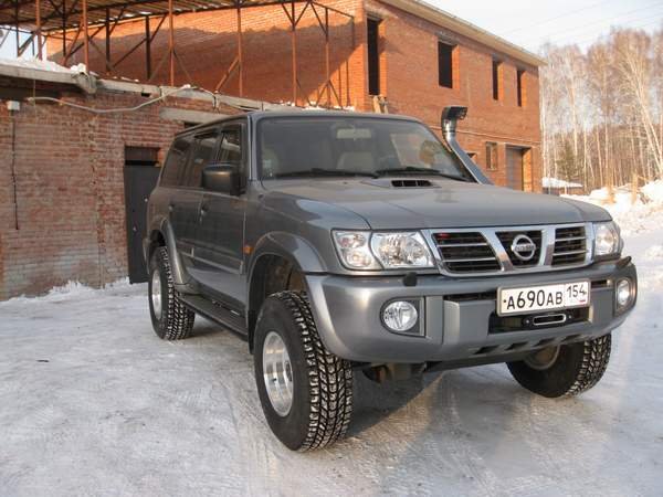 Nissan Patrol Y61 с силовым бампером, лебёдкой и шноркелем