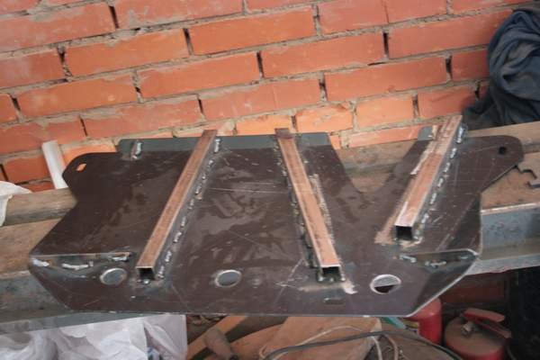 Сварная защита рамы крупным планом на верстаке