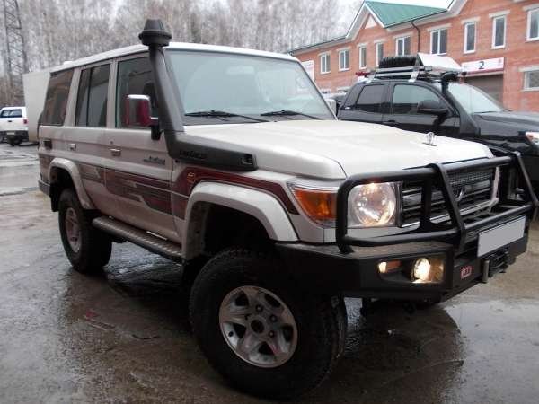 Toyota Land Cruiser 76 с шноркелем и доп. светом
