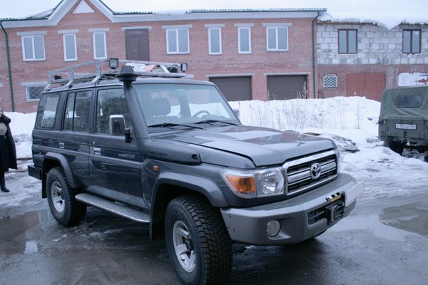 Toyota Land Cruiser 76 белого цвета, вид спереди